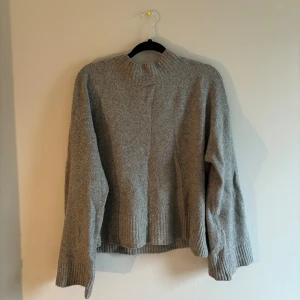 Grå stickad tröja  - En fin gå stickad tröja i mycket bra skick som endast är använd ett fåtal gånger. 