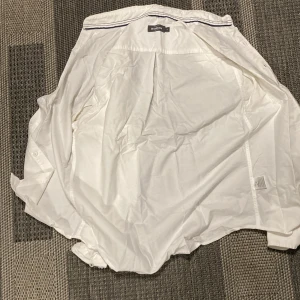 Skjorta  - En vit dressman skjorta som är i storlek S och använd endast en gång på en begravning.