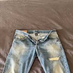 Dondup Jeans  - Säljer nu mina dondup jeans då jag inte använder dom längre 7/10, Modellen Mius på jeansen storlek 33 ny pris på dessa låg på 3400kr. Pris kan diskuteras vid snabb o smidig affär. 
