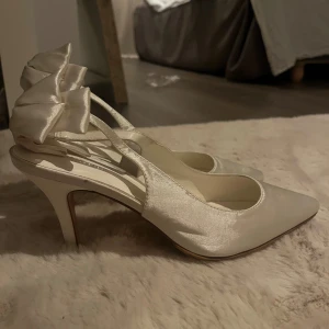 Vita sammetsklackar - Jättefina klackar i sammet, storlek 39. superfint skick💕💕 Klackhöjd ca 6-7 cm.