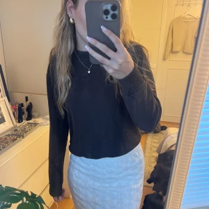 Svart tröja från NA-KD - Brun sweatshirt från NA-KD i storlek XS. Superbekväm och lätt att matcha med olika outfits! Lite missfärgad runt halsen, men syns mer på bild🤎