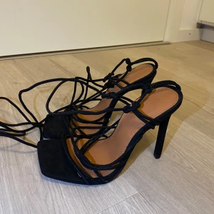 Klackar - Jättefina svarta klackar med knytning. Helt oanvända. Klacken är ganska hög skulle jag säga. 