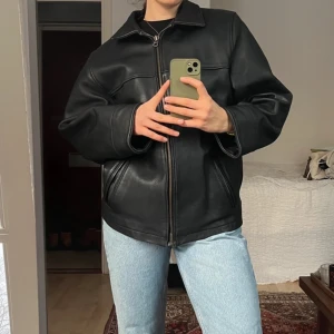 Vintage skinnjacka - Säljer denna jättefina vintage skinnjackan<3   100% äkta läder, den är fodrad med avtagbart foder så kan göras varmare för höst/vinter och även svalare till våren! <3  Herrstl M och sitter oversize på mig som vanligtvis är S/M! <3