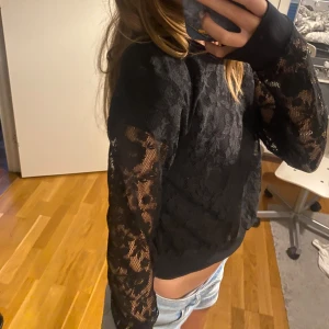 Svart spets tröja - Använd några gånger, har en svart t-shirt under på första bilden eftersom man ser igenom❤️ Den är ganska kort i modellen