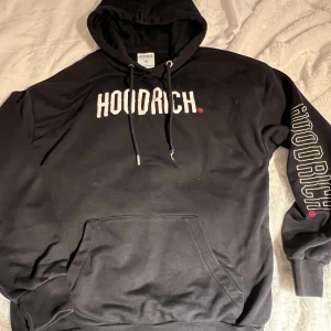 Hoodrich hoodie  - Unisex hoodie från Hoodrich. I bra skick, vid snörets slut fattas den runda metallbiten på ett av snörena. 