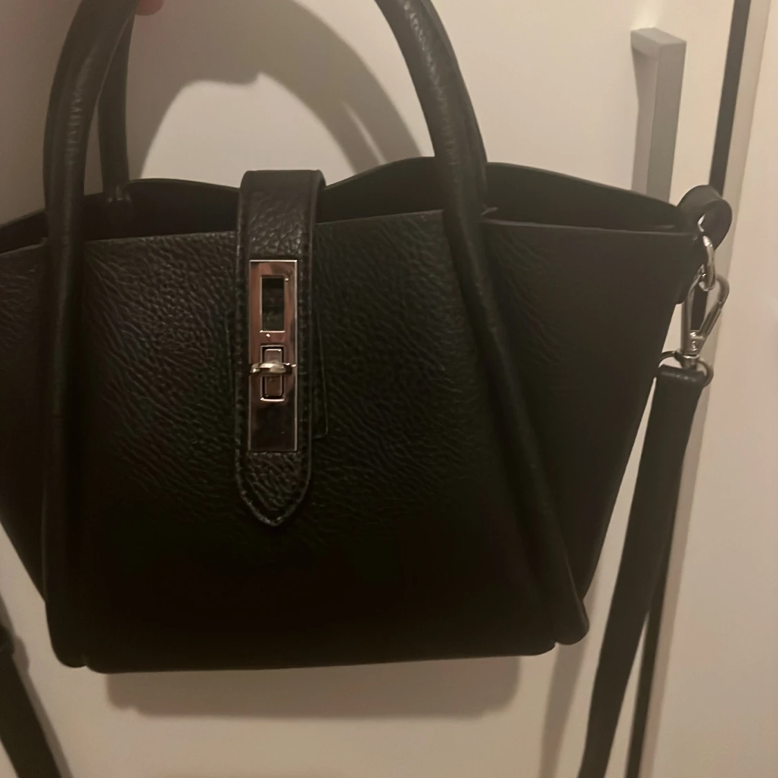 Svart handväska med axelrem - 91