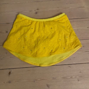 Gul spets kjol från karisma - Använt några gånger, bra skick, liten i storleken