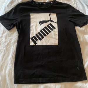 T-shirt Puma - Fin tight modell från Puma. Stort tryck i mitten.  Jag bär vanligtvis M, denna är märkt med stor storlek men passar en Medium, alltså liten i storleken.   