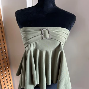 Kjol/topp - En minikjol som man även kan ha som topp. Helt oanvänd utan slitningar. 