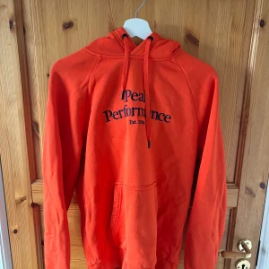 Peak performance  - Hoddie  i fint skick! Knappt använd nånting. Storlek M Kan skickas 