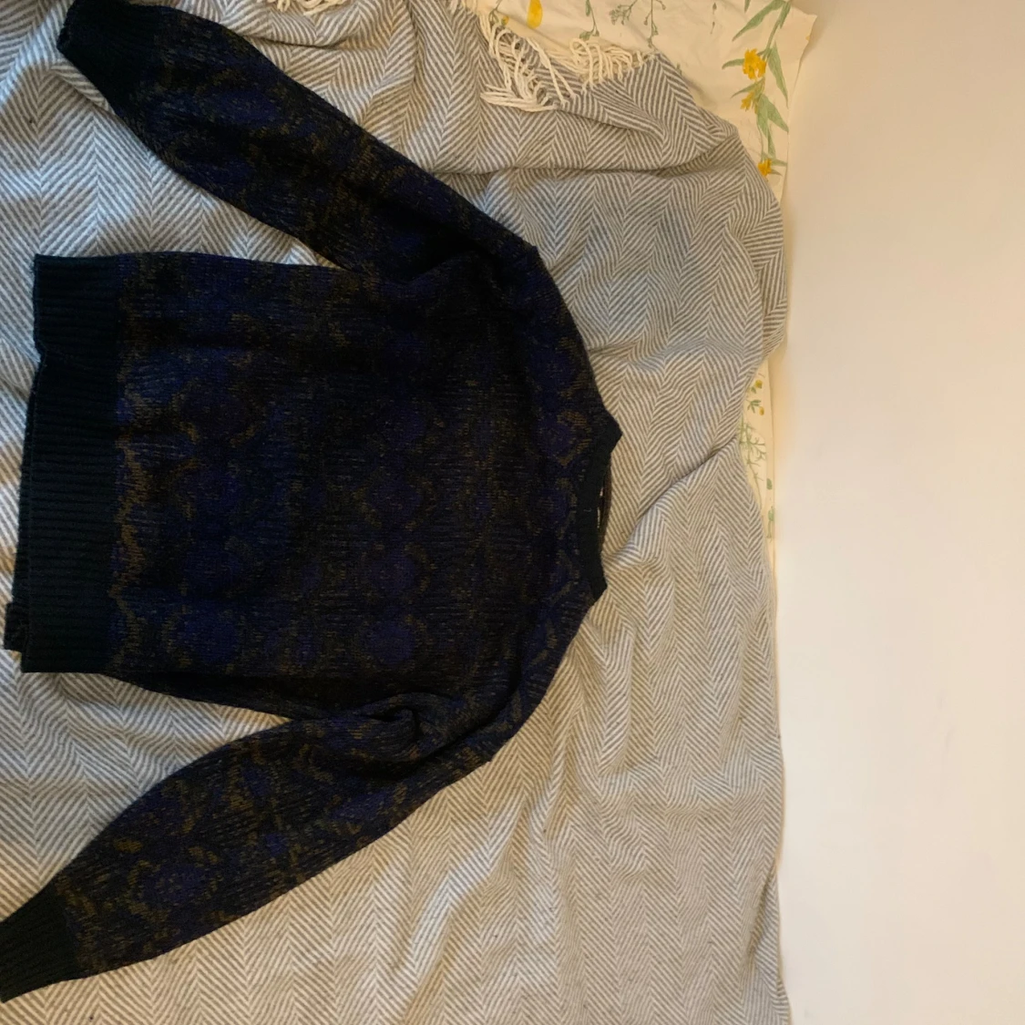 Fin stickad tröja med detaljer