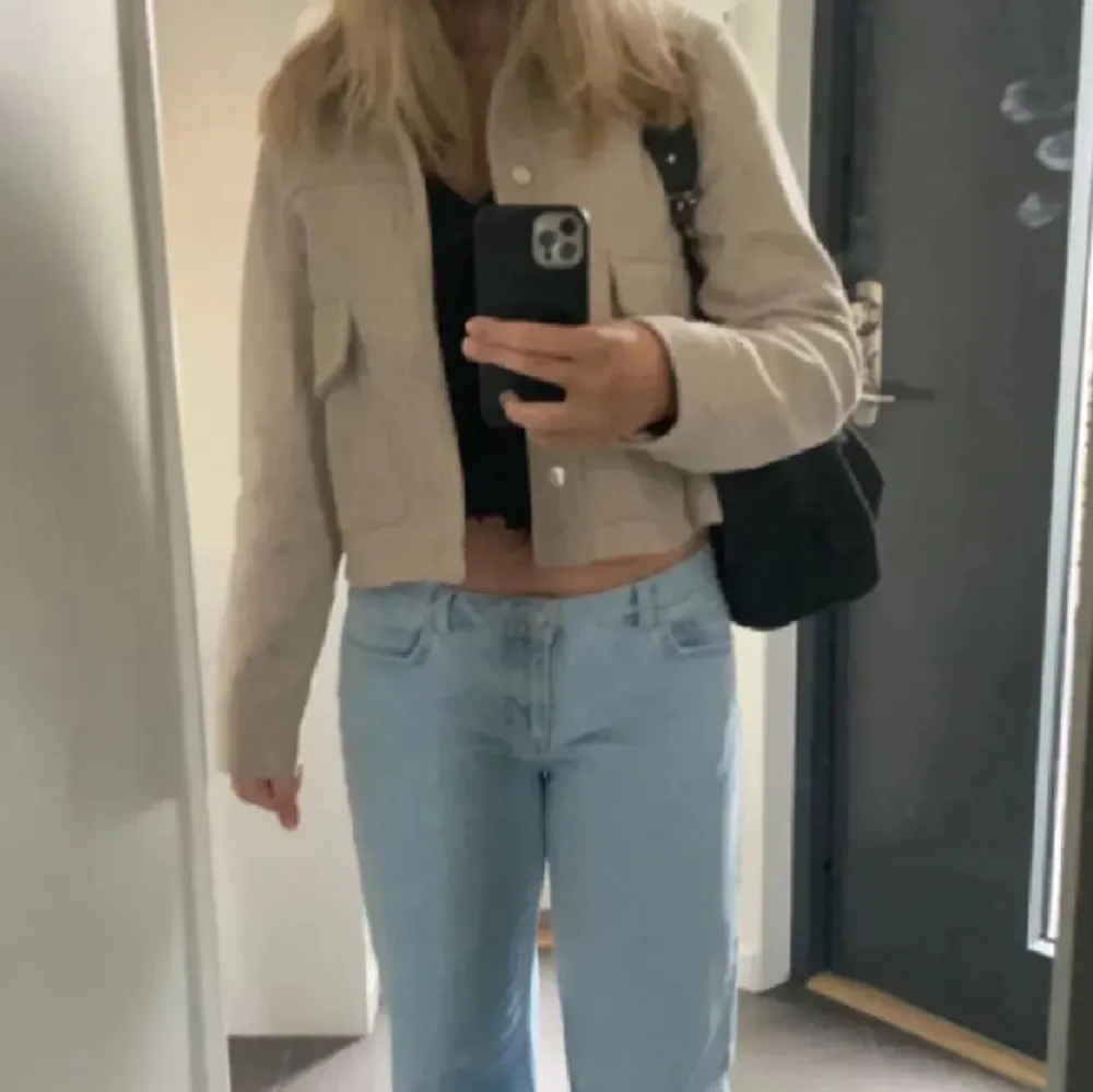 Säljer en beige Zara kappa i bra skick.  Stl M men passar mig med XS/S!. Jackor.