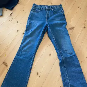 Snygga bootcut blåa jeans från weekday  Modell Mille   Storlek 30/32  