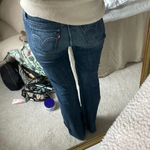 Levis jeans - Jättefina blå lågmidjade Levis jeans. Storleken stan inte men skulle uppskatta dom som en m💕 midjemått rakt över 43cm och innerbenslängden 85 cm😍