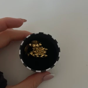 Edblad smycken - Typ helt nya smycken från Edblad. En ring och ett par örhängen.  Ringens storlek är 18,5 Säljer de tillsammans  Pris: 200kr