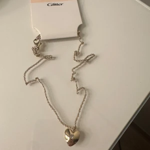 hjärt halsband - ett oanvänt guldigt hjärthalsband med en liten silvrig sten på💛 fick det i present för något år sedan men inte fått användning av det, då jag använder silver✨ finns därför inte kvar att köpa  (ser mer guld ut i verkligheten) 