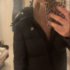 Snygg o varm jacka 🔥 - Varm o skön , väldigt bekväm . Inte speciellt andvänd men inga skador . Nyskick 🙌