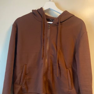 Brun Hoodie - Brun hoodie med dragkedja. Från Shein. Storlek S men passar även XS. Lite liten i storleken.