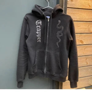 Made by Trappers hoodie - Svart made by Trappers hoodie i storlek xs/s. Skicket är 8/10. Tveka inte på att höra av er vid funderingar!