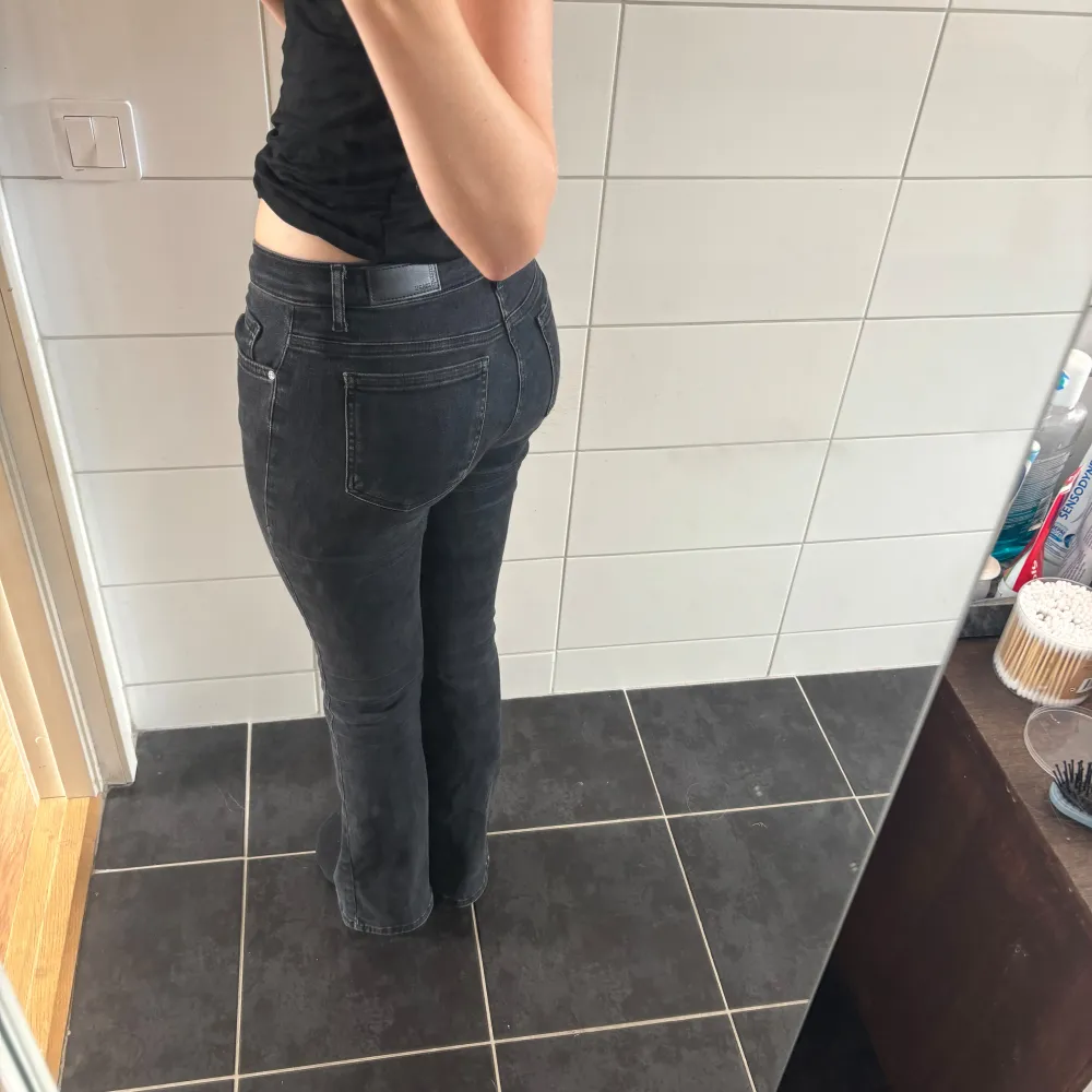 Jättefina low waist bootcut Jeans från bik bok i storlek S🩷 jättebra skick då jag inte använt dom så mycket. Jeans & Byxor.