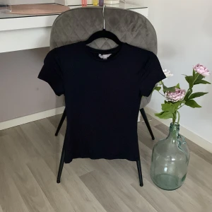 Tröja - Jätte snygg basic tight tröja💓 råka dra av prislappen men den är helt ny!💓 Råkade beställa fel, så den ör aldrig använd!!💓