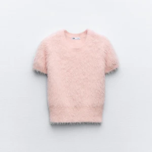 Stickad tshirt tröja från zara - Denna tröja från ZARA, perfekt till hösten är i strlk L, men passar även M och S beroende på hur man vill att den ska sitta. Den är använd endast ett fåtal gånger, men säljs nu för att den inte kommer till användning❤️tveka inte att höra av dig!💕