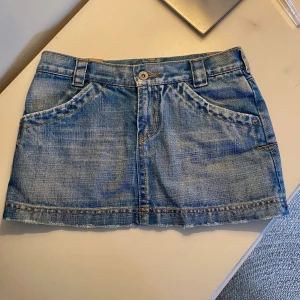 y2k jeanskjol - Den sötaste minikjolen i bra skick😍. Passar xs.