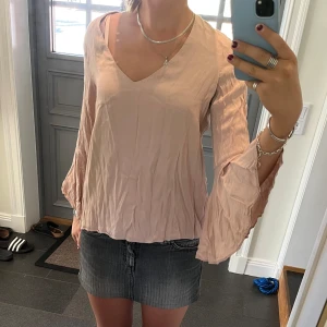 Rosa volangblus  - Rosa volangblus från Mango i storlek M, passar även S. Fint skick. Använd gärna köp nu!