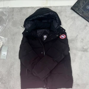 Canada goose wyndham - Canada goose Wyndham vinterjacka. Storlek S men passar även M/L. Bra skick inga fel på jackan. Pris kan diskuteras.