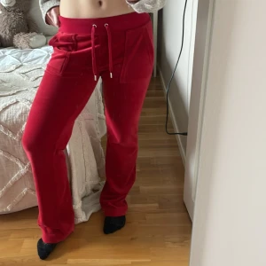 Juicy couture byxor - Snygga röda mjukisbyxor med snörning i midjan från juicy couture. Jättefint skick!❤️