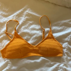 Orange bikiniöverdel från H&M - Snygg orange bikiniöverdel från H&M med justerbara axelband. Nästan helt oandvänd