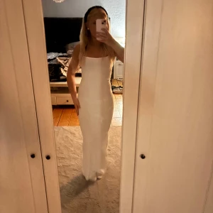 Vit långklänning  - Superfin vit långklänning från H&M. Oanvänd💗💞