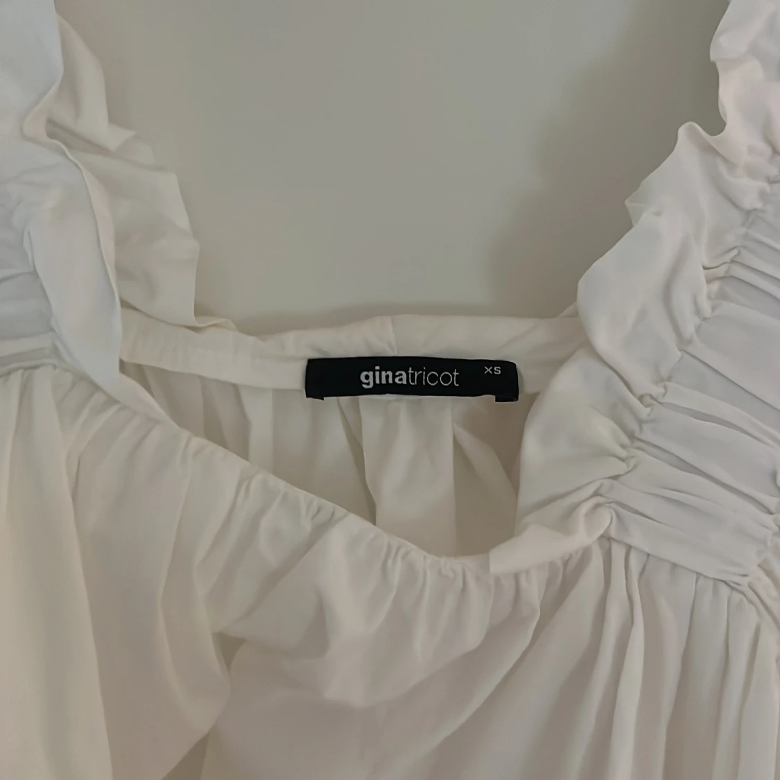 Vit topp med volangdetaljer från Gina Tricot - 1