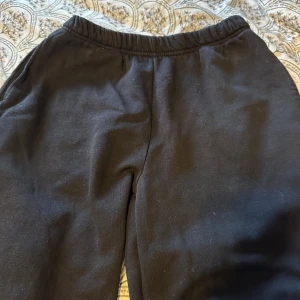 Svarta mjukisbyxor - Säljer ett par bekväma svarta mjukisbyxor med elastisk midja. Perfekta för en avslappnad dag hemma eller en snabb tur till affären.