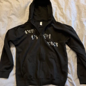 Bling lucid zip oanvänd - Säljer en svart zip med tryck på framsidan där det står vevi vi vi vici från bling lucid.