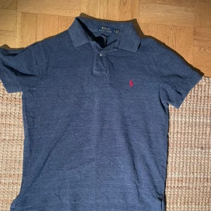 pikétröja Ralph Lauren - En stilig pikétröja från Ralph lauren med färgen blå. Storleken är Medium och modellen är 185cm lång. Hör av dig vid funderingar!