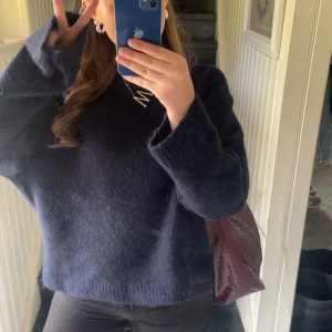 Mörkblå stickad tröja från Gina Tricot - Använd ca 2-5 ggr, pris kan diskuteras, minst 150