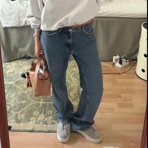 Blå raka jeans från Gina  - Raka jeans från Gina. 36 