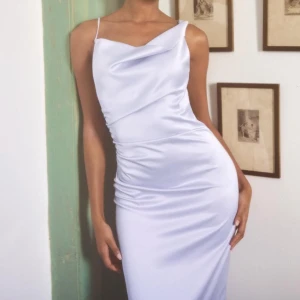 Ljuslila långklänning Almeria Dress Adoore - Helt ny långklänning med prislapp kvar . Perfekt för bröllop eller sommarkväll. Klänningen har en mjuk och följsam passform som framhäver figuren. Normal i storlek. Nypris 1595kr.