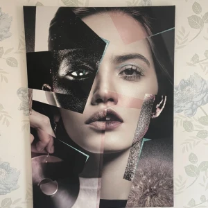 Modern konstposter med collage - Säljer en unik konstposter med ett collage av ett ansikte i olika stilar och färger. Postern har en modern och abstrakt design som passar perfekt för att ge liv åt vilket rum som helst. Perfekt för konstälskare som vill ha något annorlunda på väggen.
