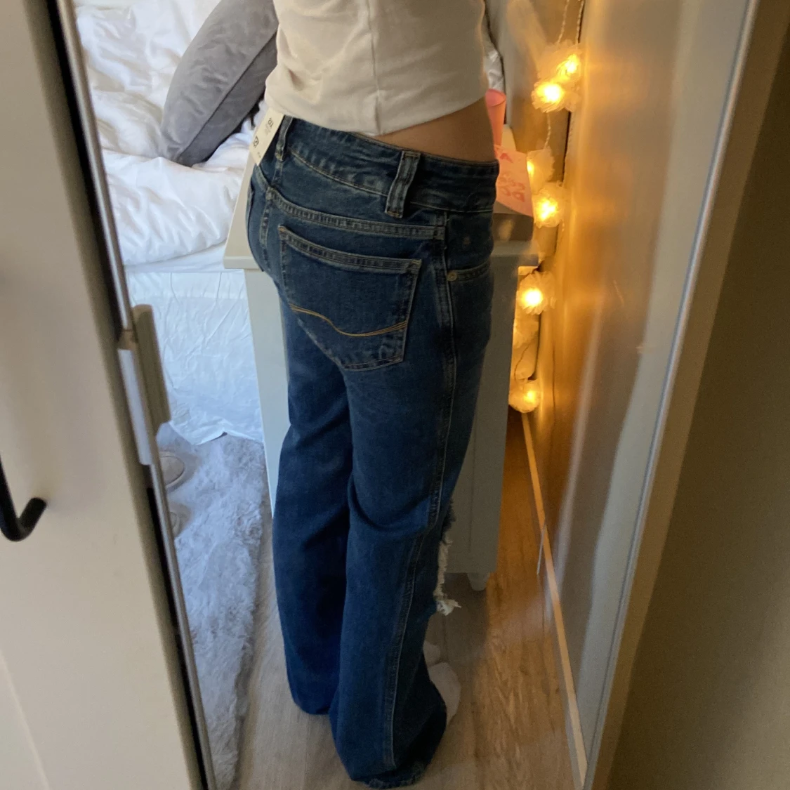 Blå bootcut jeans med slitningar - 1