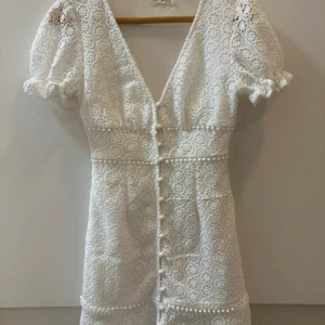 Studentklänning - Jätte fin klänning från kiss the sky. perfekt för student och skolavslutning. Jätte fint skick!!