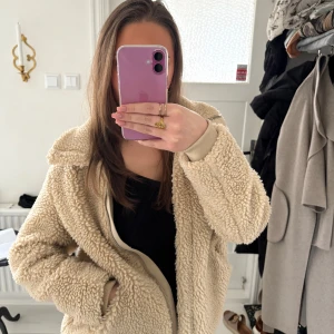 Beige Teddy jacka  - Supermysig beige Teddy jacka från HM❣️Köpt på Sellpy men aldrig använd av mig 💕💕