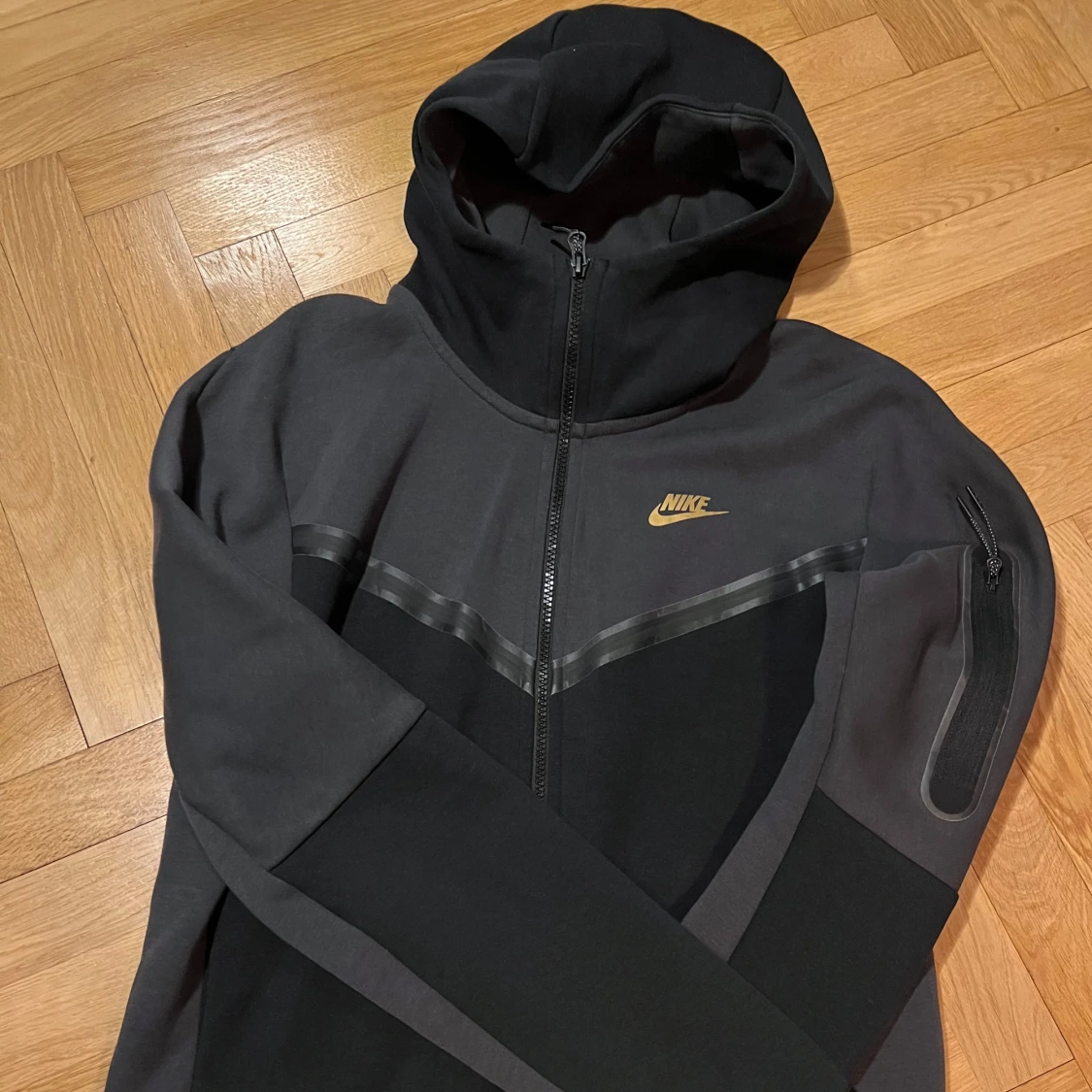 Svart och grå hoodie från Nike - 1