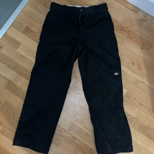 Svarta  byxor från Dickies Cargo Pant - Cargopants BYXA - DOUBLE KNEE WORK  size 32 waaist 30 length, these are baggy,  
