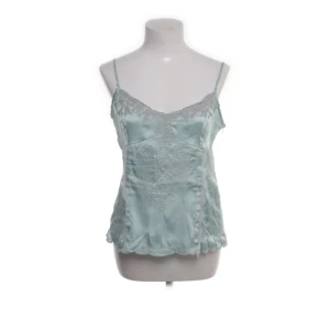 Sommar linne - Jättefint somrigt linne i en så fin färg 🤎🤎 köpte själv på sellpy men den var tyvärr tyvärr för stor på mig 🤎 Den är i bra skick och säljer för samma pris jag köpte för 🤎🤎🤎