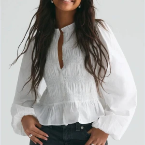 Blus med smock  - Jätte söt blus som inte kommit till användning tyvärr❤️ Nypris: 400