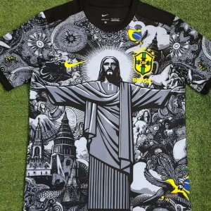 Svart och grå Brasilien fotbollströja - Unik svart och grå fotbollströja från Nike med Brasilien-tema. Tröjan har ett detaljerat mönster med Kristusstatyn och andra ikoniska symboler. Den har korta ärmar och det brasilianska fotbollsförbundets emblem i gult och blått på bröstet.