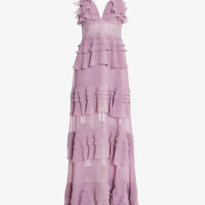 Lila balklänning med volanger - Säljer en lila/rosa långklänning med volanger och spetsdetaljer. Klänningen har smala axelband och en v-ringad urringning. Perfekt till balen. Endast använd en gång och är därav i bra skick. Nypris: 2200kr💞💞