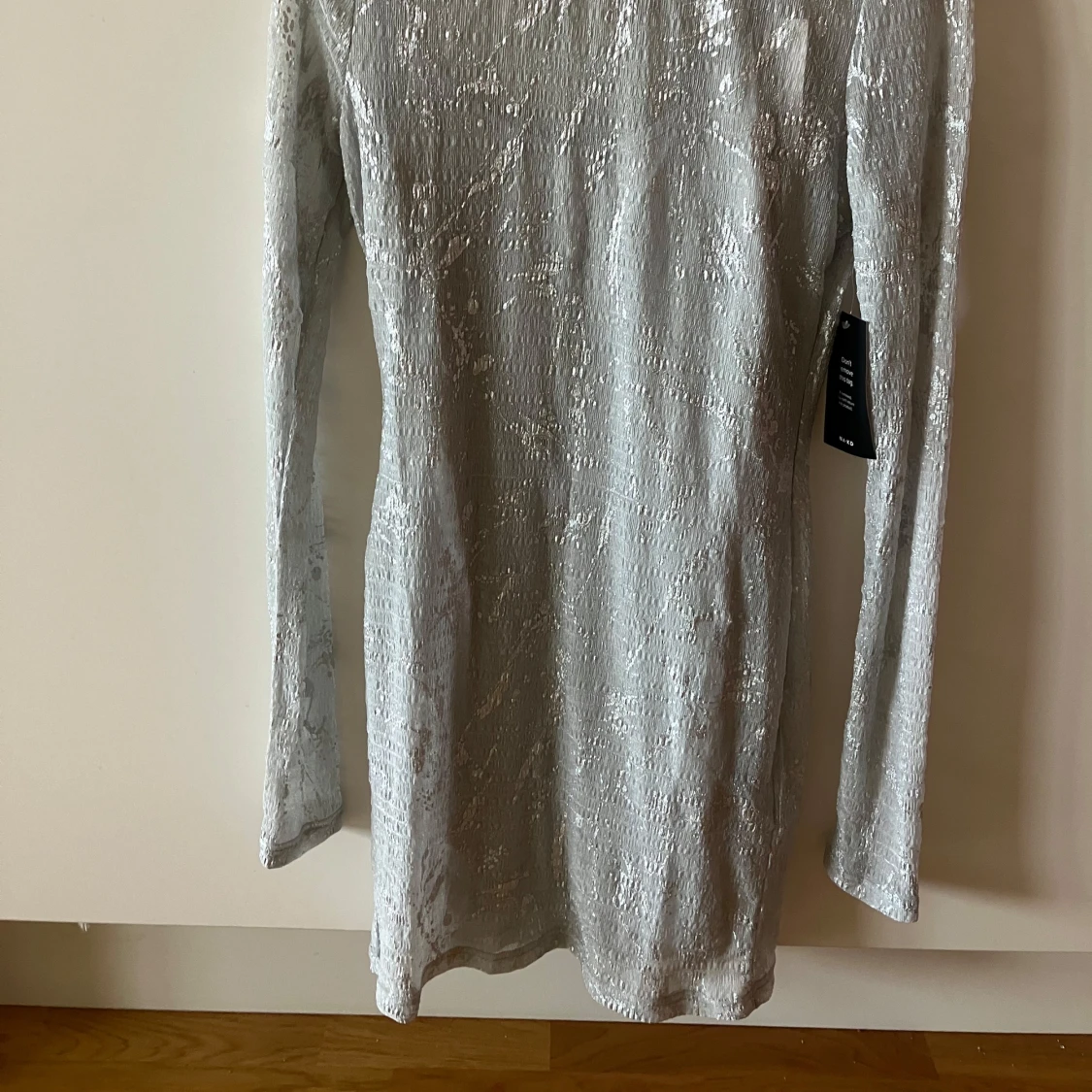 Glittrig ljusgrå klänning - 2